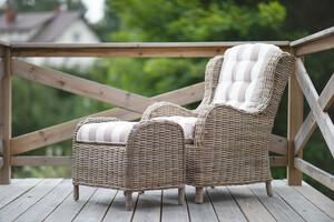 Fotel rattanowy, rustykalny z podnóżkiem, ciepła szarość, naturalny